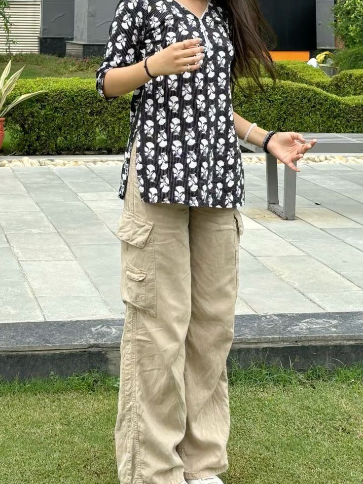 Stretchable High Rise Cargo Pant ( Oversized)